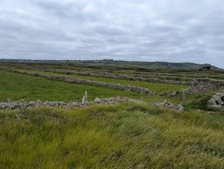 Vue côté terre et murs de pierres., mai 2025