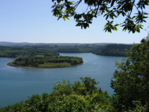 Vue plongeante sur un méandre de l'Aulne encadré de forêts verdoyantes, depuis un belvédère boisé de la presqu'île de Crozon