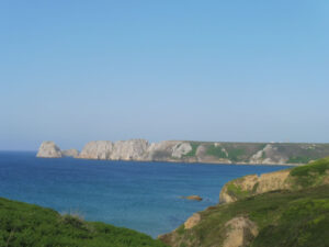 Vue panoramique depuis le GR34 sur les falaises calcaires de la pointe de Pen-Hir et les rochers des Tas de Pois émergeant de l'Atlantique, presqu'île de Crozon, Finistère