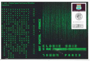 Verso d'une carte postale artistique sur fond "Matrix" (pluie de caractères verts sur fond noir), avec une adresse à Paris partiellement floutée, un timbre La Poste "Lettre verte 20g" illustré d'un hibou, un cachet "Courrier Suivi", et à gauche un message personnel affiché comme la sortie d'une commande de terminal Linux.
