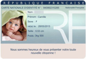 Fausse carte d'identité nationale française au nom de Camille, avec photo d'un bébé, née le 28 mai 2013, taille 53 cm, poids 3,5 kg. Texte : "Nous sommes heureux de vous présenter notre toute nouvelle citoyenne !"