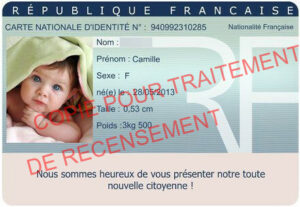 Exemple de document administratif : CNI française au nom de Camille, née le 28 mai 2013, taille 53 cm, poids 3,5 kg. Filigrane rouge "COPIE POUR TRAITEMENT DE RECENSEMENT" visible. Texte : "Nous sommes heureux de vous présenter notre toute nouvelle citoyenne !"