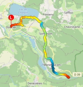 Carte du tracé de l'étape 1 de la randonnée « Tour des 7 cascades du Hérisson et des 7 lacs » dans le Jura, au départ de Doucier (marqueur rouge L) en direction de Ménétrux-en-Joux, longeant le lac de Chalain, avec un dégradé de couleurs orange-jaune-vert-bleu-rouge indiquant le profil altimétrique.