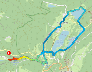 Carte du tracé de l'étape 2 de la randonnée « Tour des 7 cascades du Hérisson et des 7 lacs » dans le Jura, au départ du camping du Hérisson (marqueur rouge L) près de l'Éventail (65 m). La boucle, majoritairement représentée en bleu cyan, contourne le lac de la Motte ou d'Ilay et le village de Le Frasnois, avec un départ en dégradé jaune-vert-rouge.