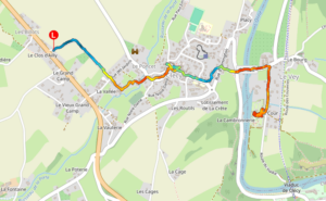 Trace GPS colorée du trajet à pied depuis le point de dépose du bus jusqu'au point de départ de la randonnée, autour de Clécy en Suisse Normande, les couleurs allant du rouge pour les points bas au bleu foncé pour les points hauts.