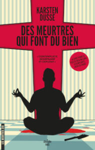 Couverture du livre « Des Meurtres qui font du bien » de Karsten Dusse, silhouette noire d'un homme en position de méditation sur fond de grande croix rouge, avec des rayures verticales beiges et blanches en arrière-plan.