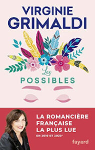 Couverture du roman Les Possibles de Virginie Grimaldi, éditions Fayard, fond rose pâle orné d'illustrations florales colorées et de plumes, avec une bandeaux rouge en bas présentant l'autrice comme « la romancière française la plus lue en 2019 et 2020 ».