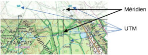 Extrait de carte IGN topographique annoté montrant la divergence entre les lignes de méridiens (flèches noires) et les lignes du quadrillage UTM (flèches bleues), avec un angle de 2° matérialisé entre les deux systèmes, dans la région du Domaine Français (Forêt de Vaux).