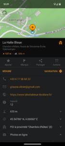 Capture d'écran OsmAnd affichant la fiche détaillée de « La Halte Bleue », chambre d'hôtes à Valensanges, avec numéro de téléphone, adresse e-mail, site web, capacité de 12 personnes, altitude 606 m et coordonnées GPS 45.54786° N, 4.06060° E.
