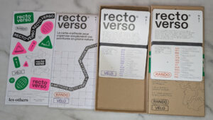 Contenu du pack Recto Verso étalé sur une surface en marbre : une planche de stickers colorés, la carte-méthode dépliée, deux boîtes de fiches topo Vélo et Rando, et la boîte d'origine