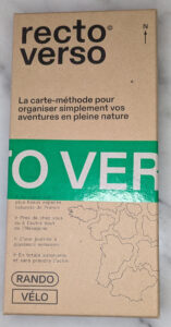 Boîte en carton kraft de la carte-méthode Recto Verso, avec bandeau vert central, taglines en français et pictogrammes « Rando » et « Vélo »