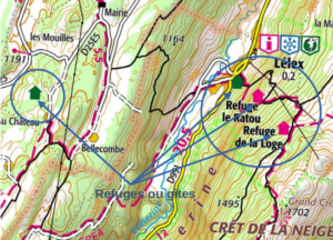 Extrait de carte IGN Top 25 du secteur de Lélex et du Crêt de la Neige (Ain), avec deux cercles bleus annotés indiquant l'emplacement de refuges ou gîtes : un pictogramme vert à gauche vers Bellecombe, et deux pictogrammes roses à droite identifiés comme « Refuge le Ratou » et « Refuge de la Loge », avec la mention manuscrite « Refuges ou gîtes ».