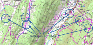 Extrait large de carte IGN Top 25 du massif du Jura autour de Lélex, avec quatre cercles bleus reliés par des flèches pointant vers des pictogrammes d'hébergement : un abri près de la Loge (en haut à gauche), un refuge ou gîte à Chez Verguet (au centre-gauche), le Refuge le Ratou (à droite) et un quatrième hébergement en bas à droite, non identifié. La mention « Refuges et Gîtes » est inscrite en grand au centre de l'image.