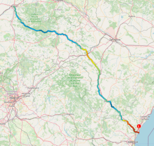 Carte OpenStreetMap montrant le tracé d'un chemin de pèlerinage vers Saint-Jacques-de-Compostelle depuis Sagunto (près de Valence) jusqu'à Burgos, traversant l'intérieur de l'Espagne via Teruel et la Sierra de la Demanda, coloré en dégradé rouge-orange-jaune-vert-bleu selon les dénivelés du parcours.