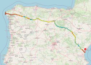 Carte OpenStreetMap montrant le tracé complet d'un chemin de pèlerinage depuis Sagunto sur la côte méditerranéenne jusqu'à Muxía sur la côte atlantique galicienne, en passant par Teruel, Soria, Burgos et León, avec un code couleur altimétrique du rouge (zones basses) au bleu foncé (points culminants).