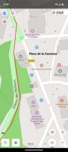Capture d'écran zoomée de l'application OsmAnd sur la Place de la Fontaine à Olby. L'icône des toilettes publiques est visible au centre de la carte, à proximité du parking, du Monument aux morts, de La Poste et de la Mairie d'Olby.