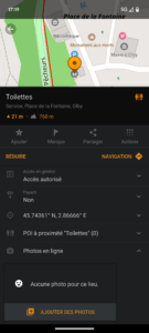 Capture d'écran OsmAnd affichant la fiche d'information d'un POI « Toilettes », Place de la Fontaine à Olby. La fiche indique : accès autorisé, gratuit, coordonnées GPS 45.74361° N, 2.86666° E, avec options Ajouter, Marque, Partager et Navigation.