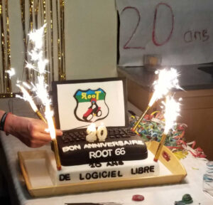 Photo d'un gâteau d'anniversaire décoré avec le logo Root 66 et l'inscription "20 ans de logiciel libre". En arrière-plan, on aperçoit des décorations festives. (photo/image @Sima78, licensed under CC BY-NC-SA)