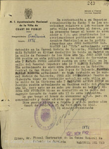 Page 243 d'un courrier officiel dactylographié de l'Ayuntamiento Nacional de Cuart de Poblet, daté du 25 novembre 1942, portant les tampons municipaux et adressé au Fiscal Instructor de la Causa General de Valencia del Cid, signalant les domiciles et lieux de détention de plusieurs personnes dénoncées dont Bernardo Saiz Navarro