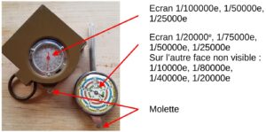 Photo annotée de deux curvimètres à molette posés sur une surface en bois, avec des flèches rouges identifiant les cadrans de lecture multi-échelles (1/25 000e au 1/100 000e) et la molette de roulement, accompagnée d'une boussole à prisme en arrière-plan.