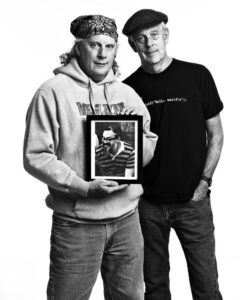 Portrait en noir et blanc de Ken Thompson et Brian Kernighan tenant une photo encadrée de Dennis Ritchie, série Faces of Open Source.