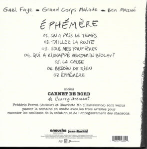 Dos de la pochette de l'album Éphémère de Gaël Faye, Grand Corps Malade et Ben Mazué, avec la tracklist des 7 titres, la mention du carnet de bord illustré et les informations de production Anouche Records et Sony Music, 2022