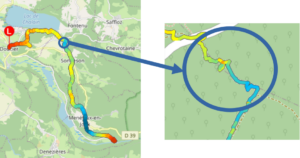Carte de l'étape 1 avec zoom sur un passage particulier hors sentier balisé, mis en évidence par un cercle et une flèche bleus. L'agrandissement montre un tracé sinueux en dégradé jaune-vert-bleu, indiquant un itinéraire alternatif ou une variante locale s'écartant du sentier de Grande Randonnée principal.