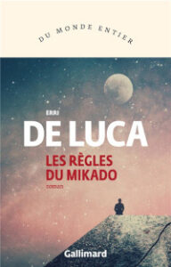 Couverture du livre « Les Règles du Mikado » d'Erri De Luca, collection Du monde entier, Gallimard. Une silhouette solitaire est assise sur un rocher sous un ciel étoilé avec une grande lune.