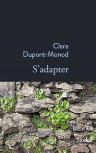 Couverture du roman S'adapter de Clara Dupont-Monod, éditions Stock, avec une photographie de pierres d'un vieux mur recouvert de mousse et de plantes vertes