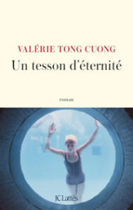 Couverture du roman Un tesson d'éternité de Valérie Tong Cuong, éditions JC Lattès, fond blanc épuré avec une photographie centrale en forme de hublot circulaire montrant une nageuse vue de dos dans une piscine aux reflets bleus.