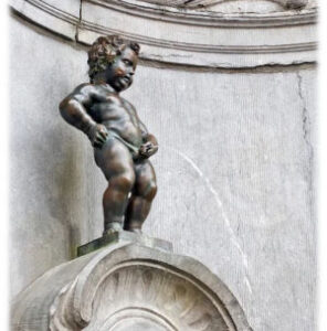 Statue en bronze du Manneken Pis, petit garçon nu urinant, fontaine emblématique de Bruxelles, Belgique.