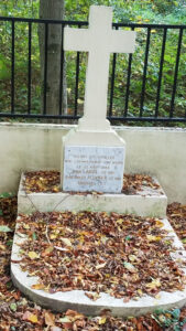 Stèle funéraire surmontée d'une croix blanche en forêt des Yvelines, portant une plaque en mémoire de Jean Lanot (22 ans) et Jean Roger Allviger (25 ans), engagés FFI fusillés le 23 août 1944