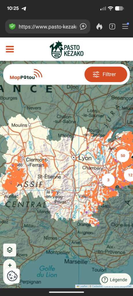Capture d'écran mobile de l'application MapPatou, intégrée au site pasto-kezako.fr, affichant la carte des estives d'Auvergne-Rhône-Alpes avec les zones de présence de chiens de protection, visible sur Smartphone.