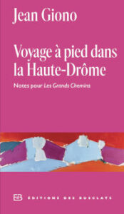 Couverture du livre de Jean Giono intitulé « Voyage à pied dans la Haute-Drôme, Notes pour Les Grands Chemins », publié aux Éditions des Busclats. Fond rose fuchsia, typographie blanche, illustration abstraite en bas représentant des formes géométriques colorées (bleu, blanc, rouge brique, beige).
