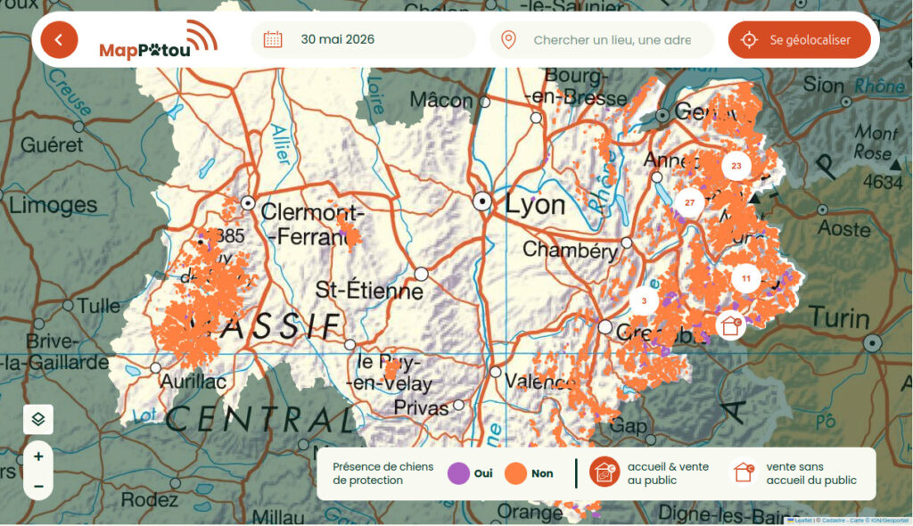 Capture d'écran de l'application MapPatou affichant une carte de la région Auvergne-Rhône-Alpes avec des zones colorées indiquant la présence ou l'absence de chiens de protection des troupeaux, datée du 30 mai 2026.